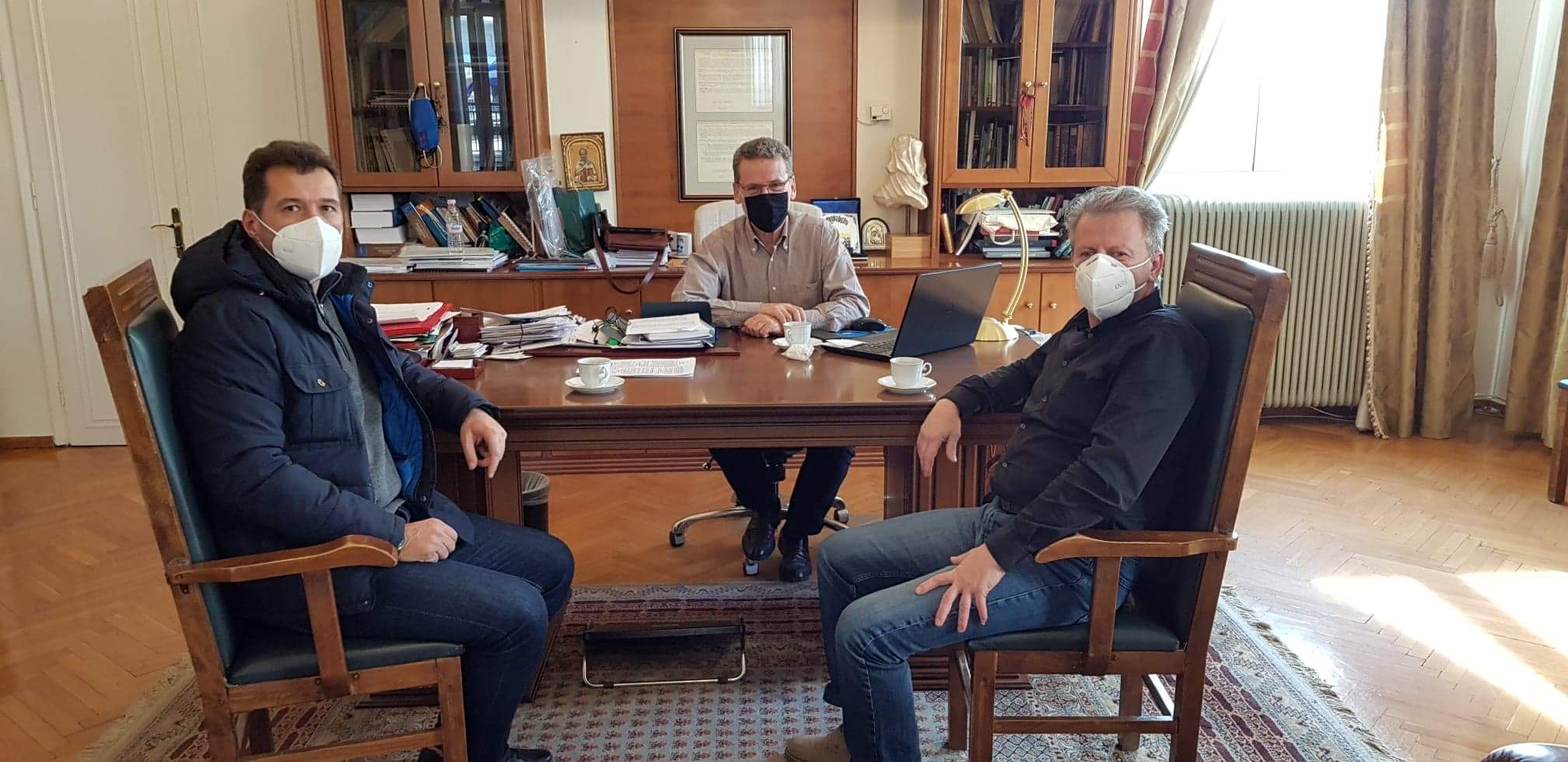 ΦΩΤΟ ΠΡΟΕΔΡΟΥ ΓΡΑΜΜΑΤΕΑ ΜΕ ΜΑΛΟΥΤΑ